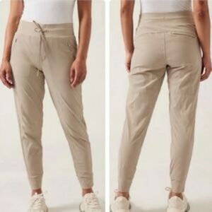 ATHLETA Trekkie North Jogger Pants Cream Tan Sand Size 6P PETITE